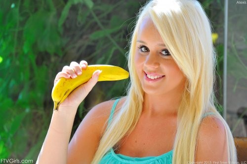 Ласкает свою вульву бананом