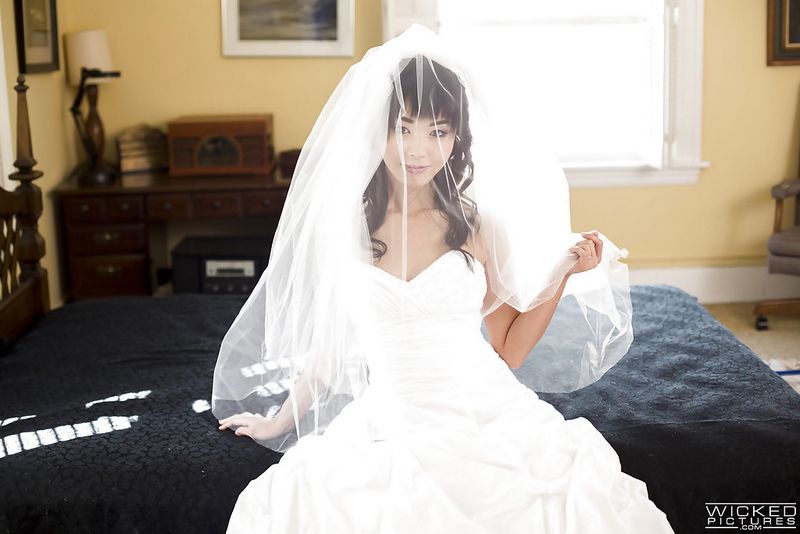 Азиатская невеста бахвалится пиздой в постели не снимая с себя фоту