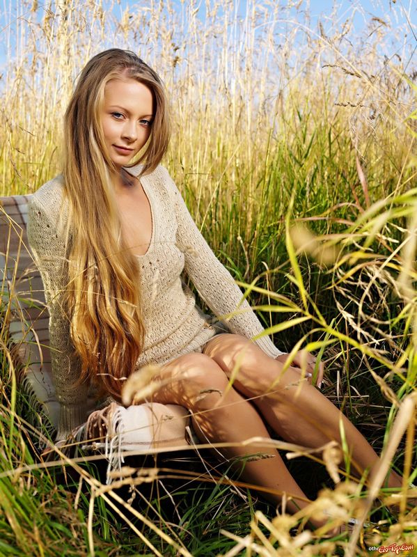 Похотливая блондинка в поле